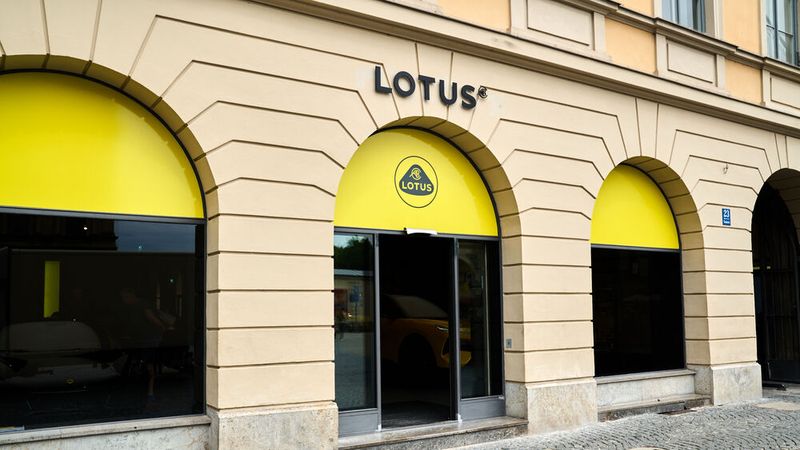 Von außen ist der Store eher unscheinbar. (Bild: Monti Luger)