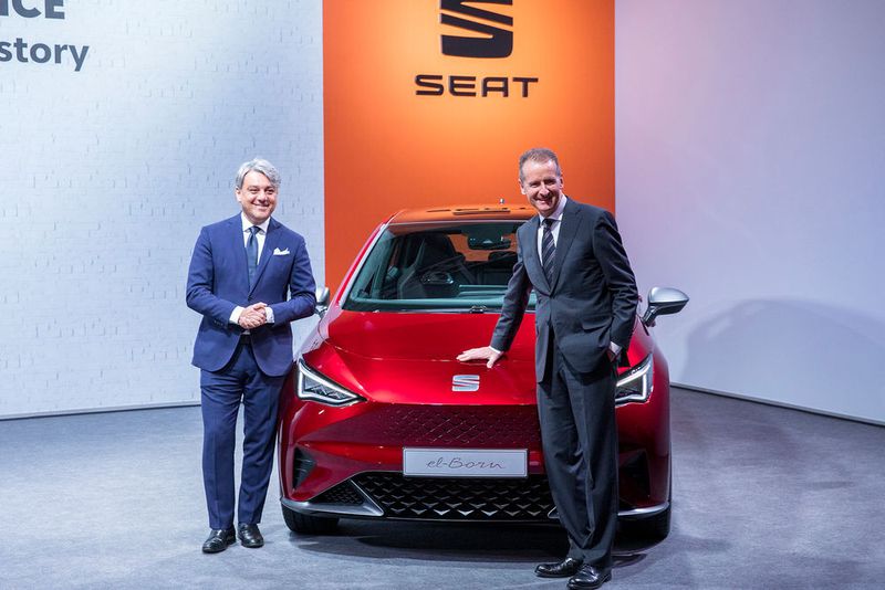 Nicht immer einer Meinung: Seat-Chef Luca de Meo (li.) und Volkswagen-Konzernchef Herbert Diess stellten bei einer gemeinsamen Bilanzpressekonferenz das künftige Seat-E-Auto El-Born vor. (Seat)
