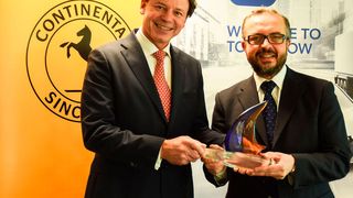 Continental Aftermarket bietet künftig Filter von UFI im europäischen Automotive Aftermarket an: Peter Wagner (l.), Leiter des Geschäftsbereichs Independent Aftermarket bei Continental, und Rinaldo Facchini, CEO von UFI Filters. (Continental)