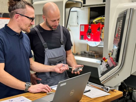 Vom Präzisionsschleifen von Titan-Stiften und Knochenbohrern bis hin zu optischen Geräten und der Herstellung von Dentalbohrern bietet die Medizintechnik ein weites Feld. Ein aufeinander abgestimmtes Gesamtsystem anstelle von Einzelkomponenten sei dabei oft der Schlüssel zu mehr Effizienz, heißt es bei Dr. Kaiser Diamantwerkzeuge.(Bild:  Dr. Kaiser Diamantwerkzeuge)