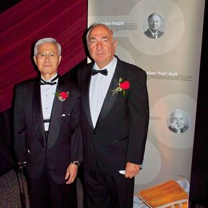 Väter des Intel 4004: Der Busicom-Ingenieur Masatoshi Shima (links) hatte für Intel den Grundentwurf für eine Reihe von Chips erarbeitet, die Intel für den Tischrechner-Hersteller fertigen sollte. Die Intel-Angestellten Ted Hoff und Stan Mazor (rechts) fanden den Entwurf zu kostspielig, und entwickelten ein Redesign, dass sieben der vorgeschlagenen integrierten Schaltkreise in eine einzelne sogenannte „zentrale Prozessoreinheit“ (CPU) zusammenfassen sollte. (Aufnahme aus dem Jahr 2009).(Bild:  Shima and Mazor /Dicklyon / CC BY-SA 4.0)