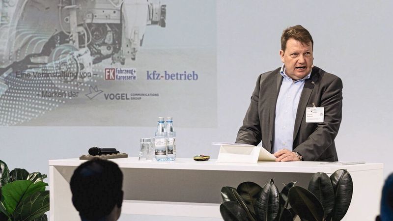 Für das Grußwort des Zentralverbands Karosserie- und Fahrzeugtechnik (ZKF) zuständig: Hauptgeschäftsführer Thomas Aukamm. (Bild: Stefan Bausewein)