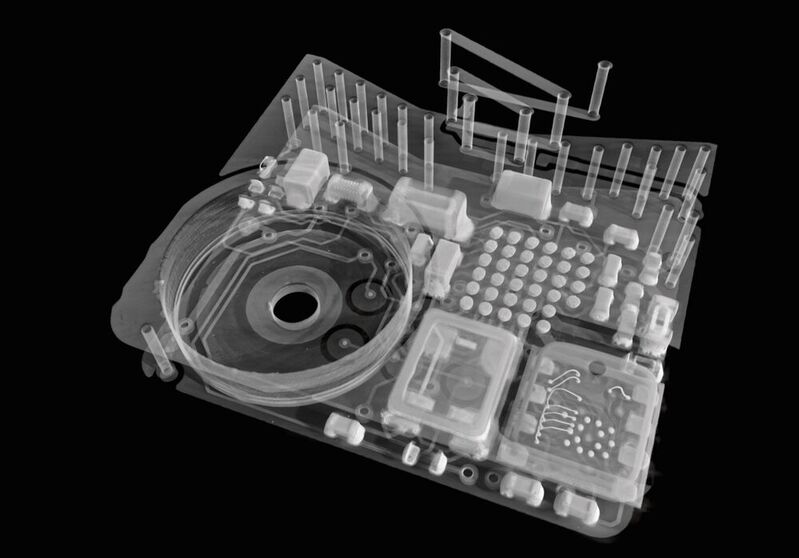 Röntgenaufnahme: Kleines IoT-Funksensor-Modul (11 mm x 10 mm x 1,6 mm) mit eingebetteten Bauteilen für Umgebungsdaten.