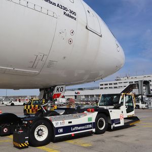 Wenn alles in Position ist, drücken sich zwei Walzen an den Reifen und heben das Flugzeug hydraulisch gerade so weit hoch, dass eine Hand zwischen Gummi und Asphalt passt.(Bild:  sp-x/Benjamin Bessinger)