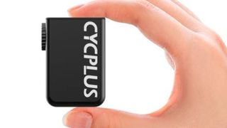 Klein und mit 97 Gramm auch ziemlich leicht: Die Elektro-Luftpumpe „Cycplus Cube Mini“. (Bild: Cycplus)