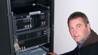 Bei Hermes sind zwei AIX-Server zu einem Cluster verbunden: Die Betriebssysteme sind auf den internen Festplatten installiert. (Archiv: Vogel Business Media)