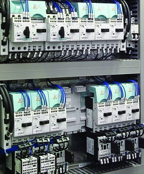 Bild 3: Die Schütze für Wendestarter-Antriebe lassen sich horizontal oder vertikal anordnen. Diese Flexibilität hilft Schaltschrankbauern, den vorhandenen Platz optimal auszunützen.  Bilder: 1 Heller, 2 bis 4 Siemens (Archiv: Vogel Business Media)