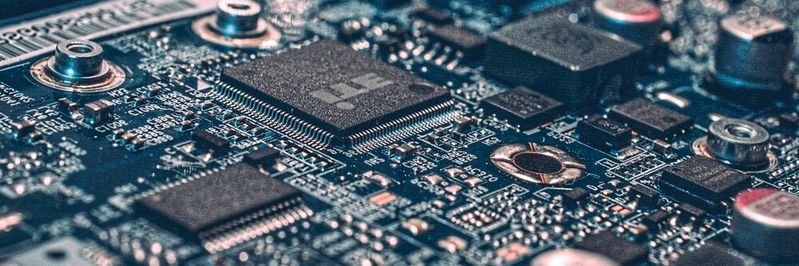 Tech-Sanktionen sollen verhindern, dass das russische Militär Chips aus westlicher Produktion in bewaffneten Konflikten nutzt. Trotzdem tauchten Chips von Firmen wie Marvell, STM oder NXP in russischen Drohnen auf, die nun im Ukraine-Krieg zum Einsatz kommen. Welchen Weg Standardchips nach ihrem erstmaligen Verkauf einschkagen ist selbst für deren Hersteller meist nicht nachzuvollziehen.(Bild:  gemeinfrei / Unsplash)