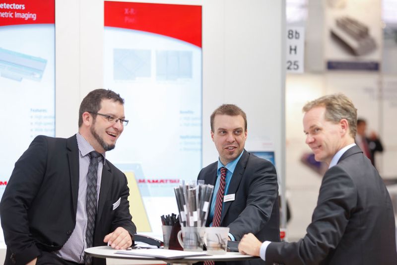 Gute Stimmung bei Ausstellern und Besuchern der Compamed 2016. (C. Tillmann / Messe Düsseldorf)