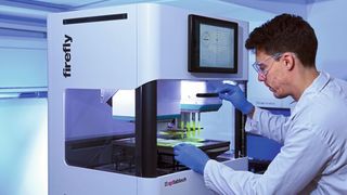 Die all-in-one Liquid-Handling-Plattform von SPT Labtech entlastet Mitarbeiter z. B. im Genomik-Labor. (Bild: SPT Labtech)