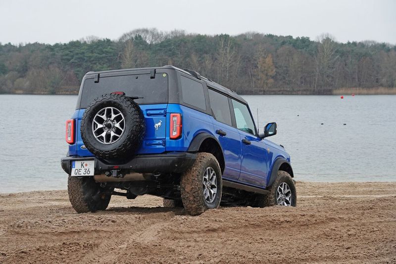 Wer die mannigfachen Möglichkeiten des Allradantriebs nutzt, kann auch schwieriges Terrain mit dem Bronco ansteuern. (Bild: Ford)