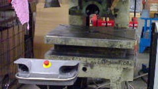 Bild 1: Aufgrund des Alters waren für diese Exzenterpresse keine Ersatzteile für die eingesetzte Schützsteuerung mehr 
lieferbar. (Archiv: Vogel Business Media)