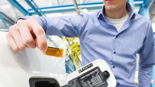 Ein Sensor, der nur aus einer kleinen, dünnen Folie mit aufgebrachten Leiterbahnen besteht, kann die Zusammensetzung von Flüssigkeiten messen. In Dieselfahrzeugen kann er zum Beispiel sicherstellen, dass der Katalysator ordnungsgemäß gefährliche Abgase reduziert und schädliche Stickoxide in Stickstoff und Wasser umwandelt. Dipl.-Ing. Bastian Schmitt hat den Sensor am Lehrstuhl für Messtechnik mitentwickelt. (Oliver Dietze)