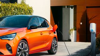 Nicht nur der E-Autokauf an sich, auch das Thema Ladeinfrastruktur beim Kunden ist beratungsintensiv. (Opel)