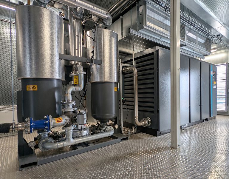 Neben jedem Kompressor (rechts im Bild) befindet sich ein Adsorptionstrockner des Typs BD 360+ZP, der die Druckluft auf einen Drucktaupunkt von weit unter -40 °C entfeuchtet.  (Bild: Atlas Copco)