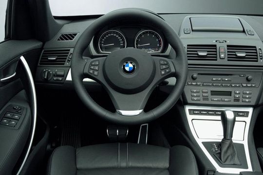 BMW hat für das Armaturenbrett des X3 neue Materialien verwendet, die sich wesentlich angenehmer anfühlen als beim Plastik-lastigen Vorgänger. Das Cockpit wirkt nach wie vor aufgeräumt und eher nüchtern. (Archiv: Vogel Business Media)