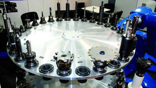 Bild 1: Modular aufgebautes, externes Werkzeugmagazin mit 60 Plätzen für SK-40-Werkzeuge; das maximale Gewicht eines Werkzeugs beträgt 12 kg, die Werkzeuglänge ist beliebig. (Archiv: Vogel Business Media)