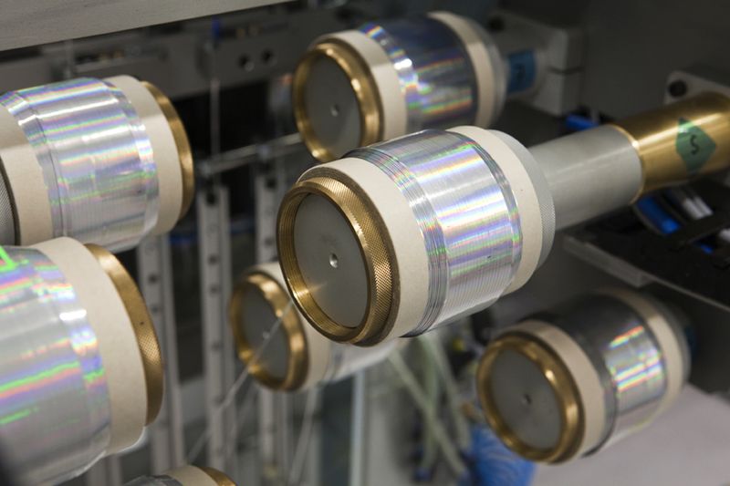 Ebenfalls Teil des Laminationsprozesses ist die Integration eines Sicherheitsfadens – zu finden auf der Rückseite des neuen Personalausweises. Er verläuft horizontal, ist maschinell prüfbar und mit der Dokumentennummer sowie dem Namen des Ausweisinhabers personalisiert. (Archiv: Vogel Business Media)