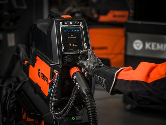 Darüber hinaus ermöglicht am Kemppi-Schweißsystem X5 Fastmig Pulse die integrierte Datenerfassung von Schweißparametern die Echtzeitkontrolle der Schweißqualität und der Arbeitsschritte. Schweißen im Sinne von Industrie 4.0 wird damit leicht wahr, so der Hersteller.(Bild:  Kemppi)