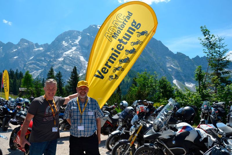 Zum Mittagessen eingeladen haben Franz Frank (li.) und Ulli Ritter von der ADAC Motorradvermietung.  (Bild: Michel/»kfz-betrieb«)