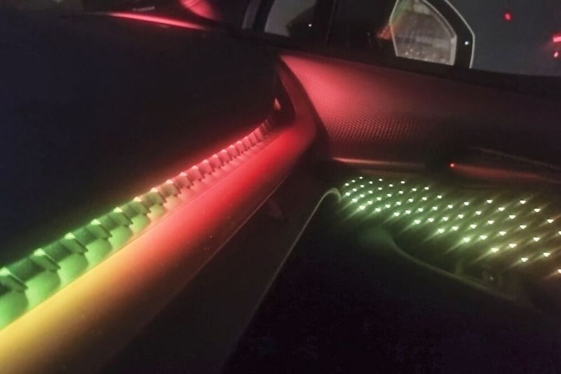 5. Stimmungsvolles Ambientelicht: Das serienmäßige Ambientelicht mit hintergrundbeleuchteten Türelementen vorne und hinten setzt den Innenraum gekonnt in Szene. Die anpassbare LED-Beleuchtung unterstreicht den Premium-Charakter. (Bild: Sven Prawitz/Vogel Communications Group)