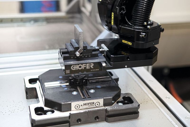 Robotergreifer «ASG» von Hofer: Kein Greiferwechsel für alle Palettengrössen. (Bild: Hofer Technics AG)