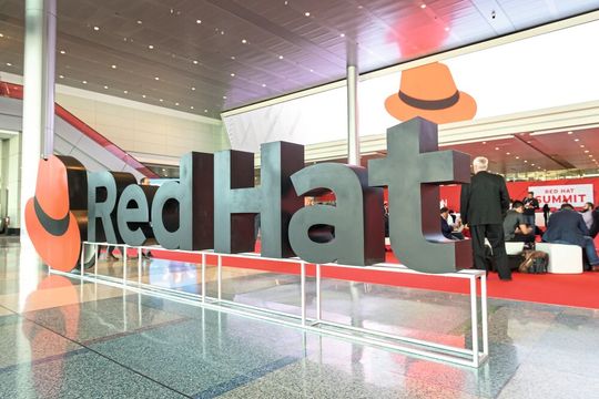 ABB setzt die Ansible Automation Platform von Red Hat ein, um die Konfiguration von Systemen, die Bereitstellung von Anwendungen und die Orchestrierung komplexer Workflows in hybriden IT-Umgebungen zu vereinfachen. (Bild:  Red Hat)