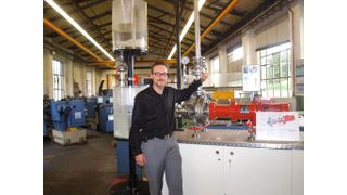 Frank Bungartz präsentiert die Chemiepumpe MPCHDryRun mit trockenlaufender, druckentlasteter Magnetkupplung, die sich am liebsten extremen Herausforderungen stellt.  (Bild: Bungartz)