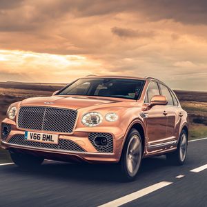 Zu Preisen ab rund 182.000 Euro bietet Bentley ab sofort den gelifteten Bentayga an.(Bild:  Bentley)