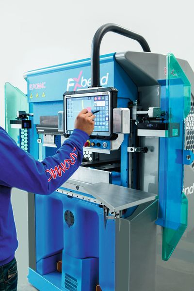 Euromca hat mit der FX bend eine Abkantpresse entwickelt, die über Kugelumlaufspindeln und direkt von einem bürstenlosen Motor angetrieben wird. (Bild: Euromac)