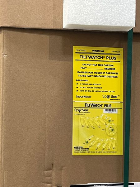 Zum Schutz der Server beim Transport, gibt es den Neigungsanzeiger „Tiltwatch“. (Bild: Vogel IT-Medien)