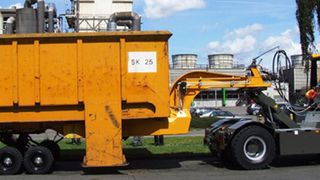 Der Schwerhubwagen Translifter wird von einer Zugmaschine gezogen und gesteuert. (Bild: TTS Liftec)