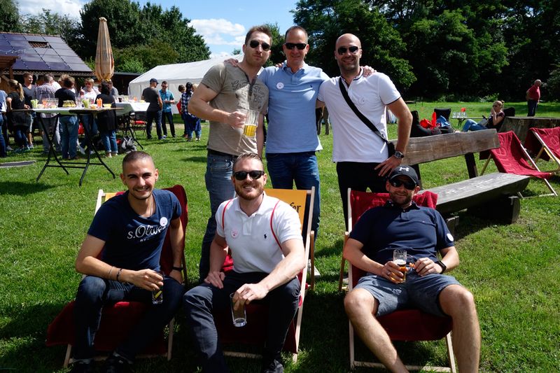 Picknick im Grünen, (v. o. l.) Philipp Krähenbühl, Michael Puls, Dejan Atanasov, Tom Kompes, Littlebit, Max Muth, Logitech, und Adem Gürbüz, Littlebit. (Bild: IT-BUSINESS)