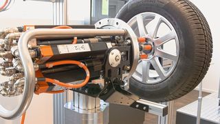 Für elektrische und pneumatische Schraubspindeln, beispielsweise zur automatisierten Montage von Fahrzeugrädern, sind eine Vielzahl unterschiedlicher, 30 bis 650 Millimeter langer Motor- und Getriebewellen mit 3 bis 65 Millimeter Durchmesser zu schleifen.  (Bild: Studer)