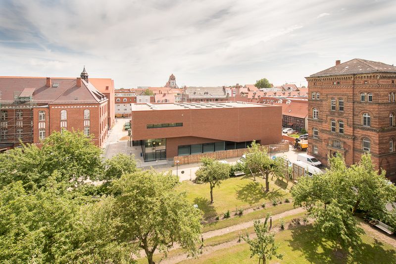2022 – Platz 10: Uni Greifswald Note: 2,1  Die Top 10 der Universitäten für ein Biologiestudium eröffnet die Universität Greifswald. Sie bekam besonders gute Noten für die Laborpraktika (Durchschnittsbewertung durch die Studierenden: 1,6), schnitt dafür in der Kategorie „Unterstützung am Studienanfang“ deutlich schlechter ab (5 von 14 Punkten)         Aus der Forschung: Zwei Doktorandinnen der Partneruniversitäten Greifswald und Aarhus haben das Verhalten verpaarter und unverpaarter Spinnen untersucht.   Ebenfalls interessant: Top 10 der besten Universitäten für Chemie. (Kilian Dorner / Universität Greifswald)