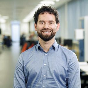 Dr. Stephan Wagner, Lead Hydrogen Systems bei Segula Technologies: „Da wir am Markt keine passende Lösung gefunden haben, konstruieren wir unsere Prüfstände für die Stacks selbst. So können wir sie hinsichtlich Leistung, Größe und Skalierbarkeit perfekt auf die Erfordernisse unserer Kunden auslegen." (Bild:  Bürkert Fluid Control Systems)