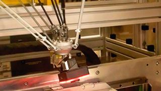 Bild 1: Der Deltaroboter führt die Kamera über das Bauteil. Dabei ist die Kamera in die Robotersteuerung integriert. (Bild: Fanuc)