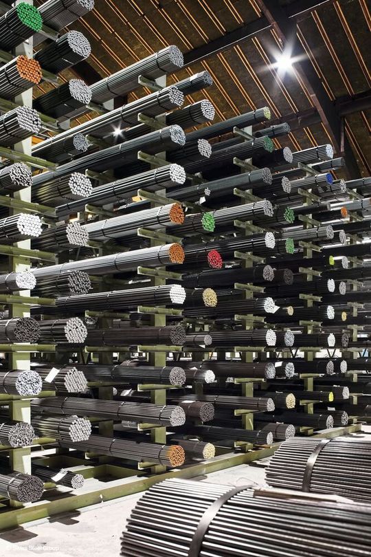 Swiss-Steel-Chef Frank Koch kündigt an, dass das Unternehmen Produktionskapazitäten abbauen wird.(Bild:  Swiss Steel Holding AG)