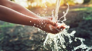 Nicht nur der Mensch braucht Wasser, auch in der Fertigung wird jede Menge Wasser benötigt. Zum Welttag des Wassers schauen wir auf den Wasserverbrauch der Halbleiterindustrie. (Bild: lovelyday12 - stock.adobe.com)