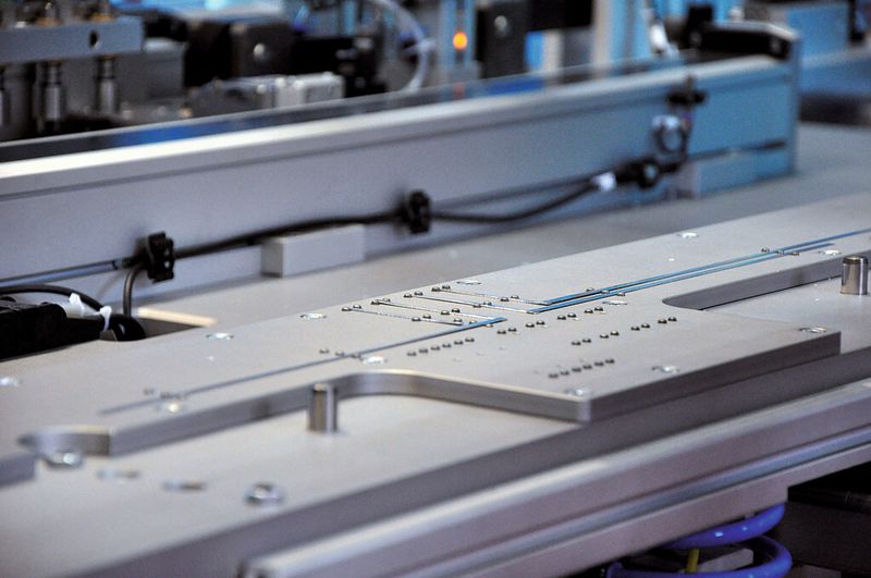 Bild 2: Zum Verlöten werden die Querverschaltungen als Ganzes auf das Photovoltaikelement übertragen. (Bild: Cognex)