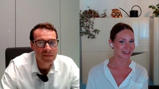 Der Gesprächspartner Dr. Andreas Klesse CTOE.ON Energy Infrastructure Solutions und Paula Breukel (DataCenter-Insider) im virtuellen Aufnahmestudio. (Bild:  Paula Breukel)