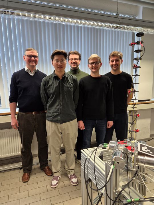 The working group at the Technical University of Munich (from left) Professor Paul Kotyczka, Le Zhang, Stephan Kohlhaas, Maximilian Herrmann and Leander Pfeiffer with the continuum robot.(Image: TU Munich)