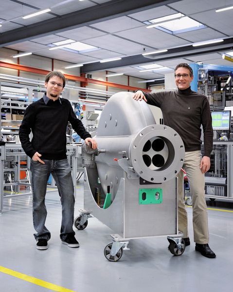 Feinfühliger Riese: Marcel Braun (links) und Martin Anklin an einem Promass X. (Bild: Endress+Hauser)