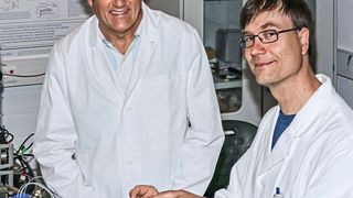 Klaus Gerwert (links) und Jörn Güldenhaupt entwickelten den Infrarotsensor. (Gerd Kock)