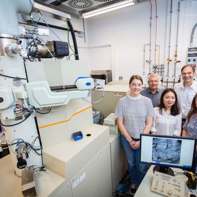 Han colaborado en el estudio para desarrollar el proceso de síntesis y estudiar la estructura de los compuestos porosos en forma de jaula con enzimas encapsuladas (de izquierda a derecha): Judith Bünte, el Prof. Dr. Andreas Hütten, el Dr. Jianing Yang, el Prof. Dr. Harald Gröger y la Dra. Inga Ennen. (Imagen:Mike-Dennis Müller)