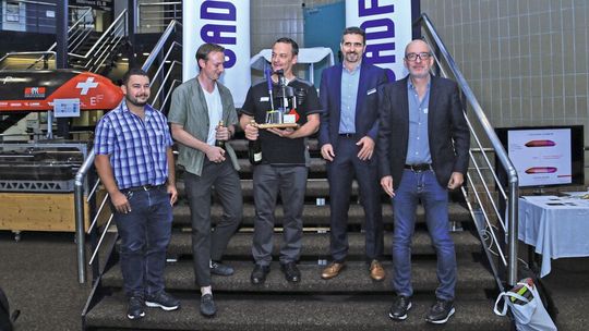 Les gagnants au complet de ce 19ème Forum Cadfem & Ansys. Au centre M.Haas de Hepia élu meilleur orateur du Forum 2022 avec le trophée Cadfem dans les mains. A gauche M. Stöckli d'Eversys élu 2ème meilleur orateur suivi en troisième position de Christophe Penot et Gilles Michel de Michelin Recherche & Technologie présents sur les côtés. Les gagnants au complet de ce 19ème Forum Cadfem & Ansys. Au centre M.Haas de Hepia élu meilleur orateur du Forum 2022 avec le trophée Cadfem dans les mains. A gauche M. Stöckli d'Eversys élu 2ème meilleur orateur suivi en troisième position de Christophe Penot et Gilles Michel de Michelin Recherche & Technologie présents sur les côtés.