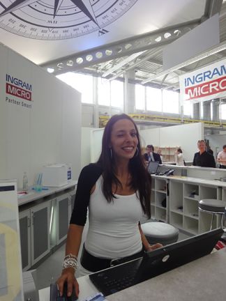 Lina Tucci, Ingram Micro, begrüßt herzlich die Besucher. (Archiv: Vogel Business Media)