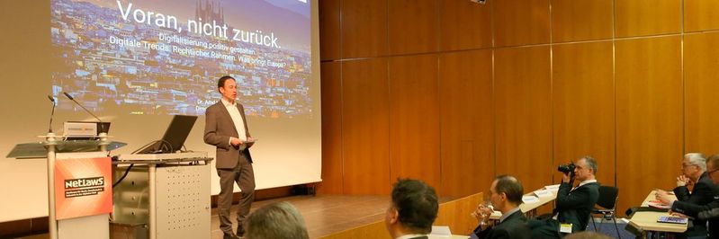 „Vorwärts, nicht zurück“, lautete der programmatische  Titel der Keynote von Dr. Arnd Haller. Der Google-Jurist plädierte für eine Digitalisierung, die „langfristig den Menschen dient und nicht nur den Unternehmen“.(Bild:  NuernbergMesse / Frank Boxler)