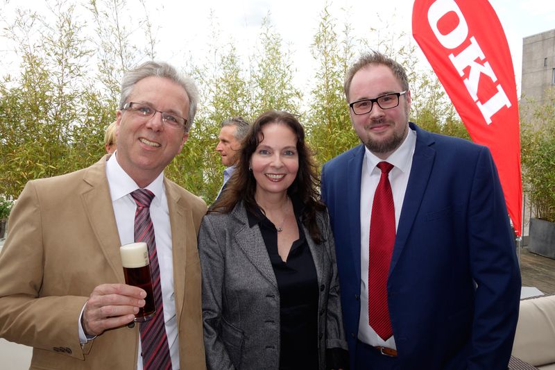 (l.) Bernhard Behrens und Arne Evermann, Döscher Bürozentrum, mit Birgitt Hornung, OKI. (Bild: IT-BUSINESS)