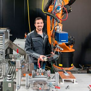 André Heckert, wissenschaftlicher Mitarbeiter am iwb, positioniert den Laser für die Bearbeitung des Metalls für das Fügen von Metall- Kunststoff-Verbindungen.